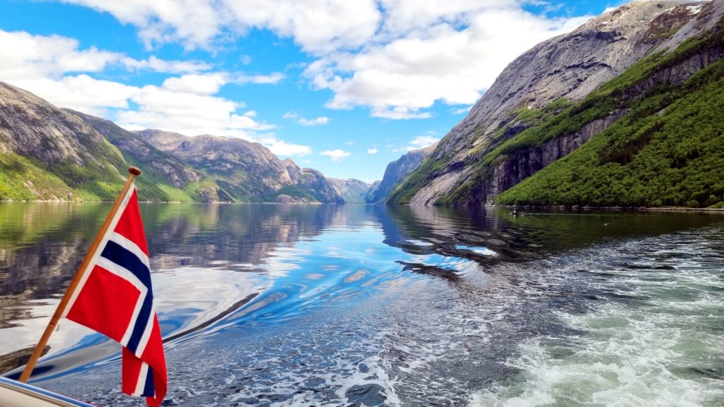 Explore the Norway nature and mountains