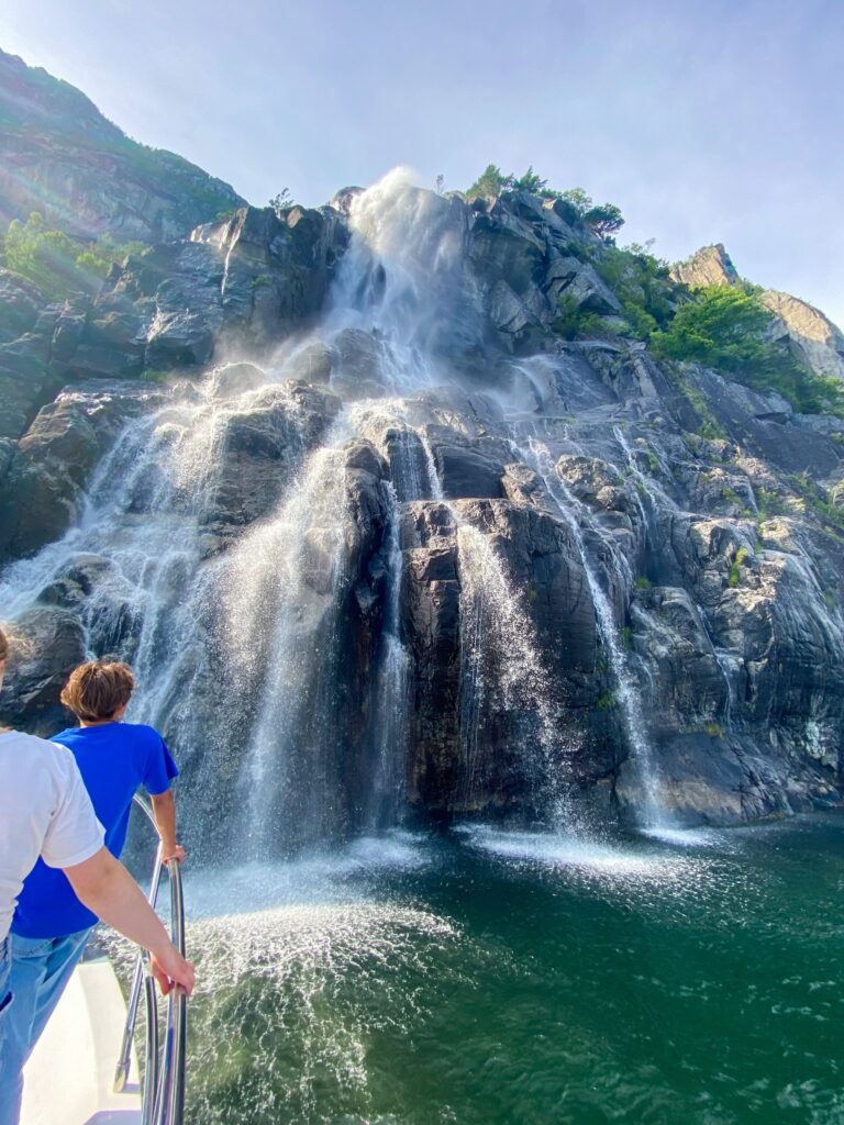 Henjarfossen med Barolo - Private Cruise